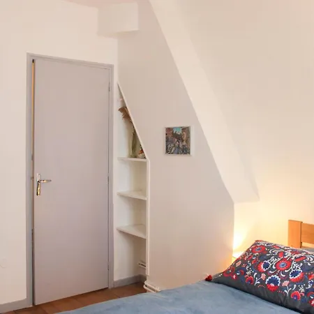 Charming Parisian Just Steps From Montmartre Apartment *