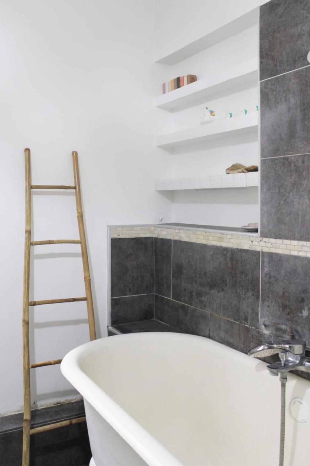 Charming Parisian Just Steps From Montmartre Appartamento Parigi